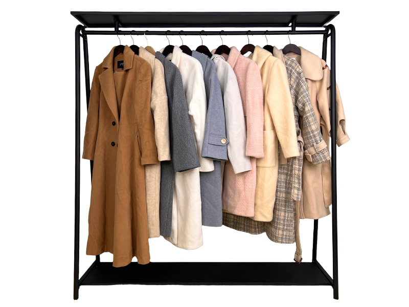 KingAAA wholesale used winter clothes - sorted winter coats, jackets, and sweaters for export to cold climate markets.